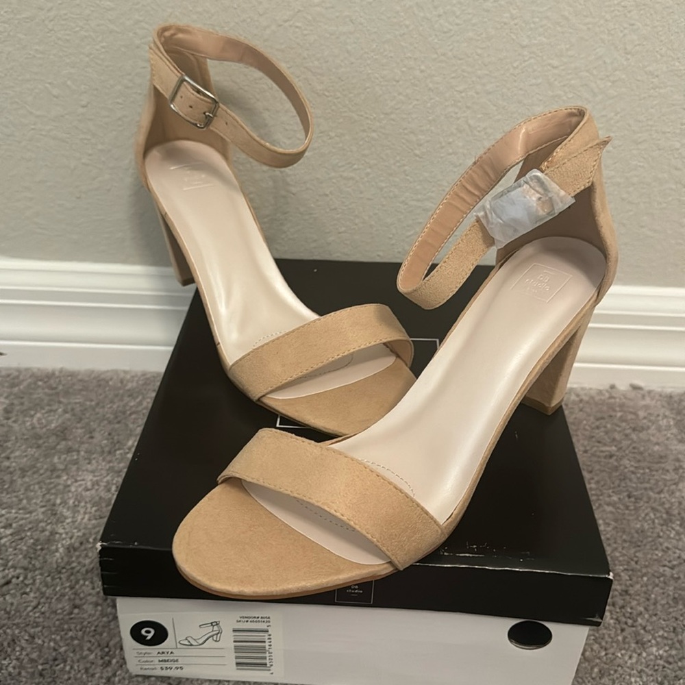 DB Studio Arya Block Heel Ankle Strap Sandals Beige Size 9- brand new in box